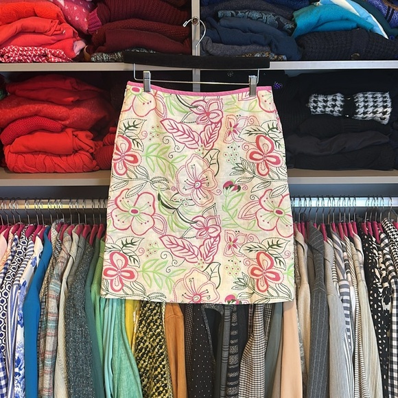 Toni white/pink embroidered floral print side zipper closure skirt size 4 - Picture 3 of 3
